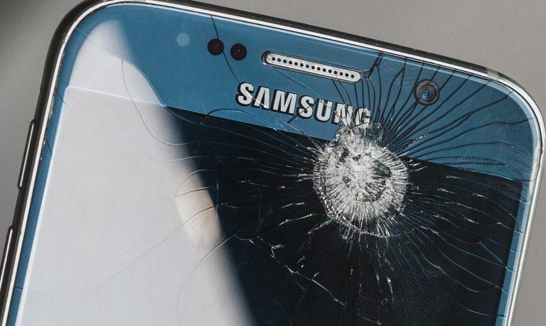 Schermo dello smartphone rotto? Il nuovo display potrebbe spiarti