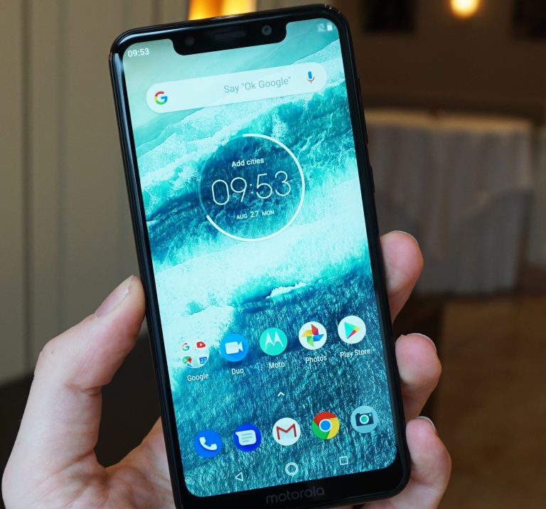 Motorola One recensione. Lo smartphone medio che vuol sembrare top