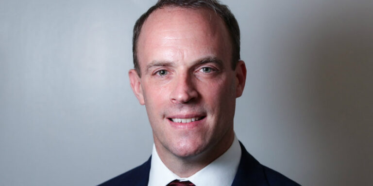 Dominic Raab si dimette dopo un’inchiesta sul bullismo