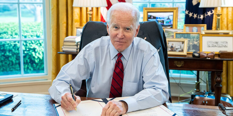 Biden si ricandida e dice: guardatemi non sono vecchio