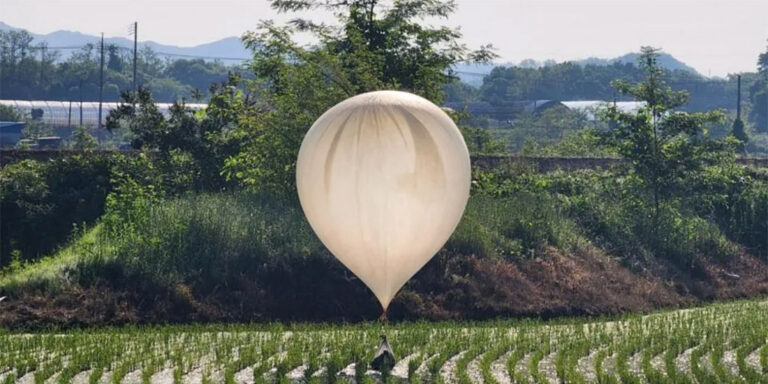 La Corea del Nord invia come “regalo” al Sud palloncini carichi di escrementi