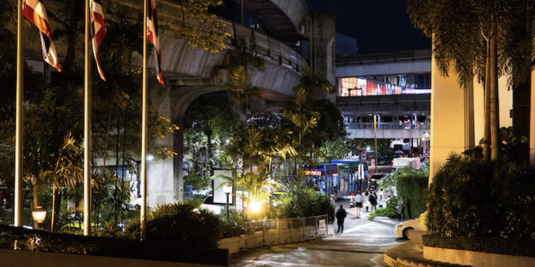 Tragedia al Grand Hyatt Erawan di Bangkok: sei ospiti trovati morti, indagini in corso