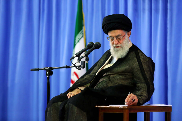 Khamenei incontra i leader di Hamas a Teheran: “Avete sconfitto il regime sionista”