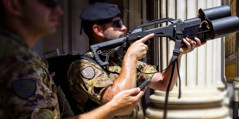 RFDEW, la nuova arma a spalla che abbatte sciami di droni