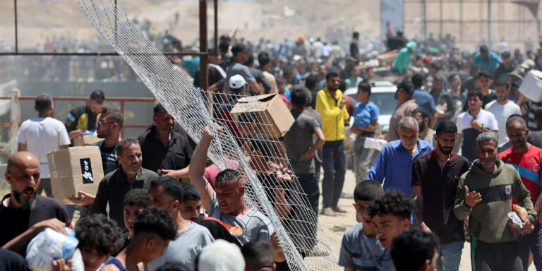 Gaza: il terzo hub non regge l’assalto della popolazione