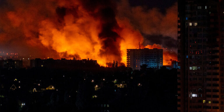 Kyiv sotto assedio: la notte più lunga tra bombe, paura e diplomazia bloccata