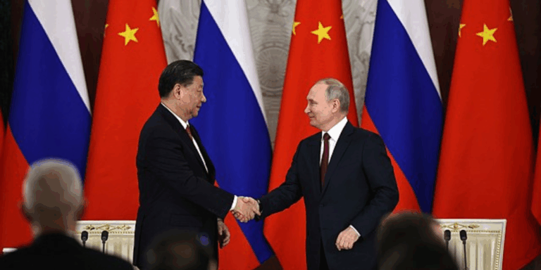 Vertice a Pechino, Xi a Putin: “Caro amico”. L’asse russo-cinese ridefinisce gli equilibri globali
