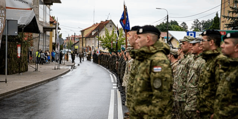 Tusk annuncia piano di ammodernamento delle forze armate dopo l’incursione dei droni russi