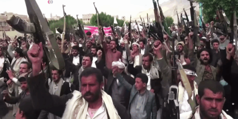 Yemen. Funerale di massa per i leader Houthi, la vendetta infiamma