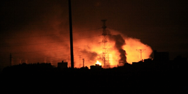 L’Ucraina colpisce la raffineria Kirishi: crisi energetica in Russia