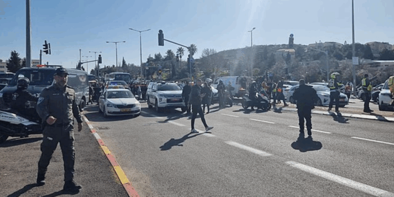 Terrore a Gerusalemme: sei morti alla fermata del bus, la città ripiomba nell’incubo