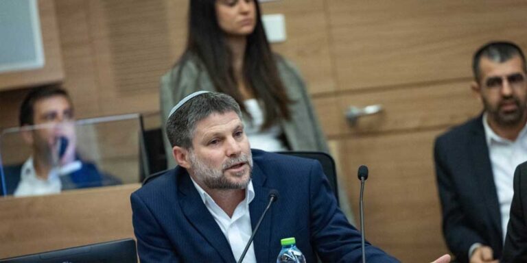 Smotrich all’Arabia Saudita: Continuate a cavalcare cammelli nel deserto saudita