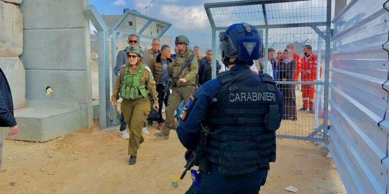 Due carabinieri italiani costretti a inginocchiarsi da un colono armato in Cisgiordania