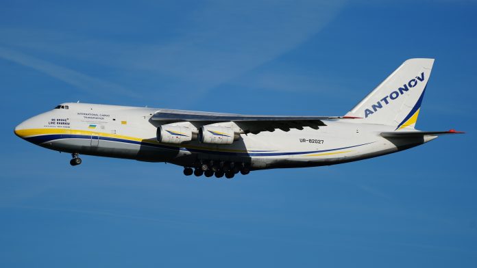Antonov An-124 ucraino in avvicinamento all’aeroporto di Lipsia-Halle