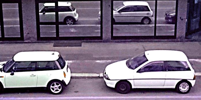 Automobili parcheggiate in Italia, immagine di apertura dell’articolo sul bollo auto 2027