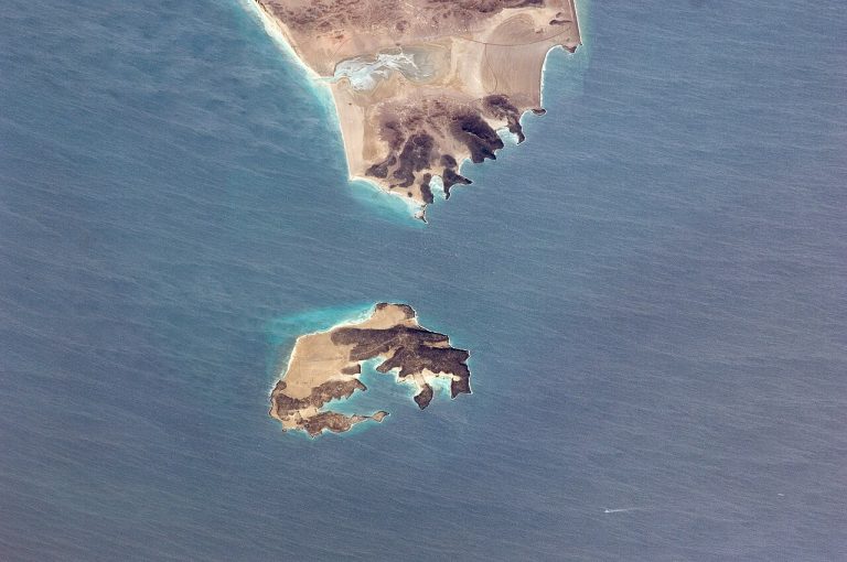 Gli Houthi arrivano a Bab el-Mandeb: perché una piccola isola può pesare sulla guerra e sul petrolio
