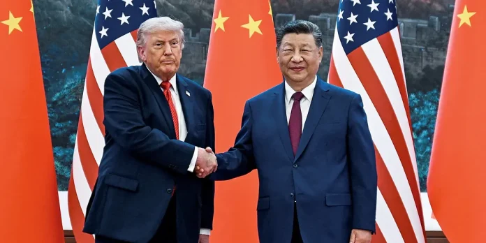 Trump e Xi Jinping si stringono la mano durante il vertice di Pechino del maggio 2026