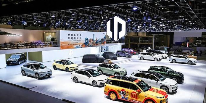 Stand Leapmotor in un salone dell auto, con berline e SUV esposti su un pavimento bianco