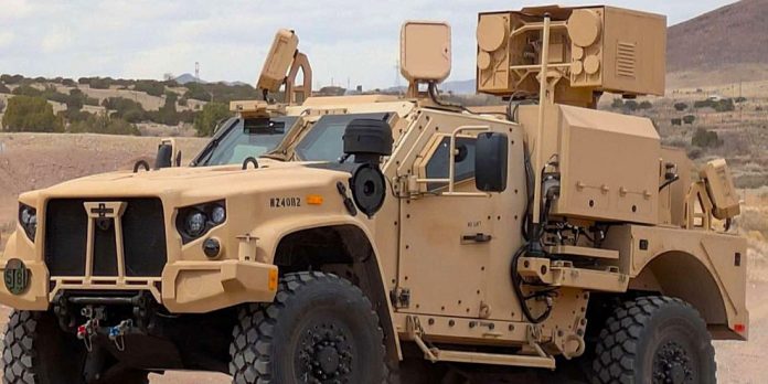 Il sistema laser anti-drone LOCUST di AeroVironment montato su un Joint Light Tactical Vehicle dell'Esercito statunitense