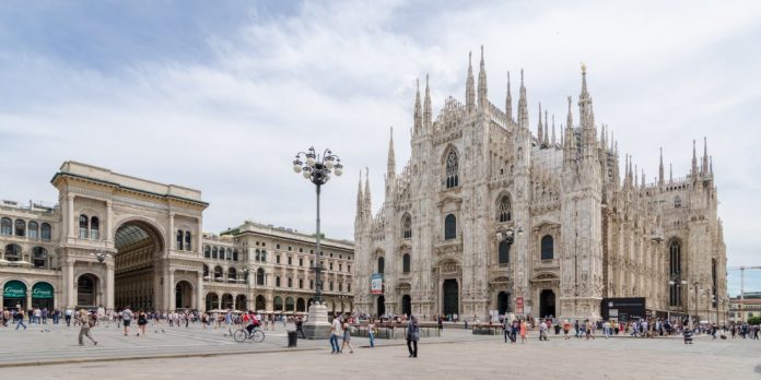 Piazza del Duomo a Milano con la cattedrale e l'ingresso della Galleria Vittorio Emanuele II