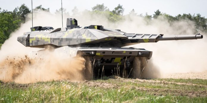 Il carro armato Rheinmetall KF51 Panther in movimento su terreno sterrato