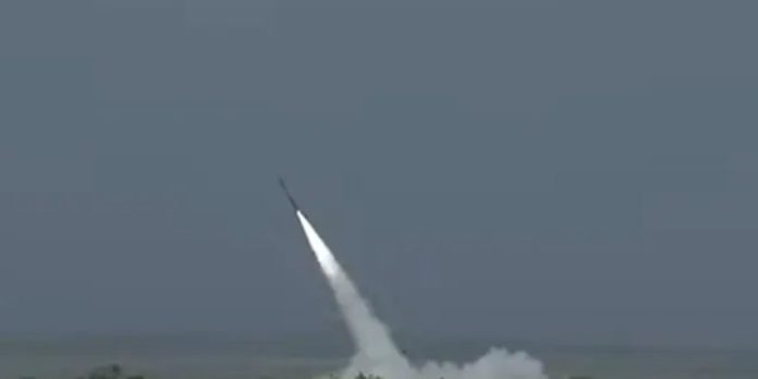 Il lancio di prova del missile pakistano Fatah-2 a gittata estesa, fotogramma del video diffuso dall'ISPR