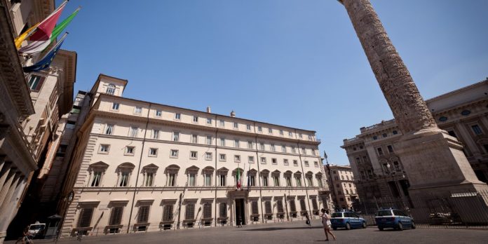 La facciata di Palazzo Chigi a Roma, sede del governo, con la Colonna di Marco Aurelio