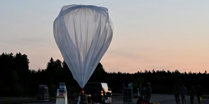 Pallone stratosferico gonfiato al crepuscolo su una pista a Kosta, in Svezia, durante l'esercitazione Sword 26