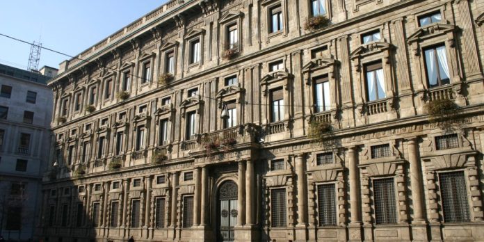 Facciata di Palazzo Marino a Milano, sede del Comune, vista da piazza della Scala