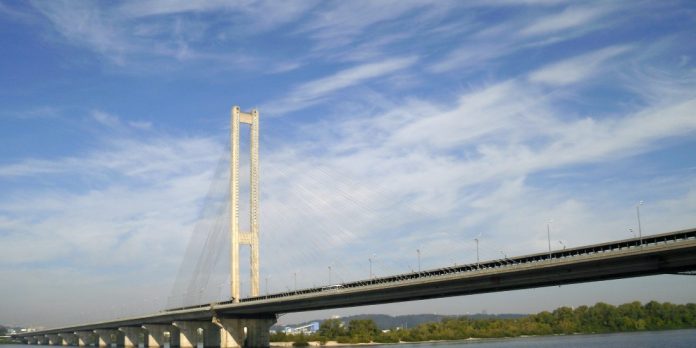 Il Ponte Sud di Kyiv sul fiume Dnipro, con il pilone strallato centrale, visto dalla riva sinistra